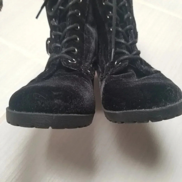 G by Guess Black Velvet Quilted  Combat Boots 6 - Picture 8 of 15